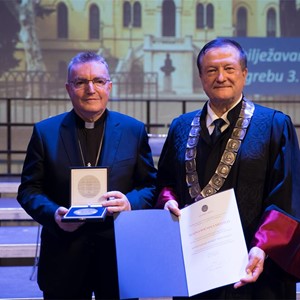 Kardinal Bozanić primio zlatnu počasnu medalju Sveučilišta u Zagrebu